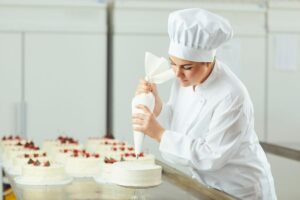 Faire des desserts comme un pro : comment choisir une formation en pâtisserie ?